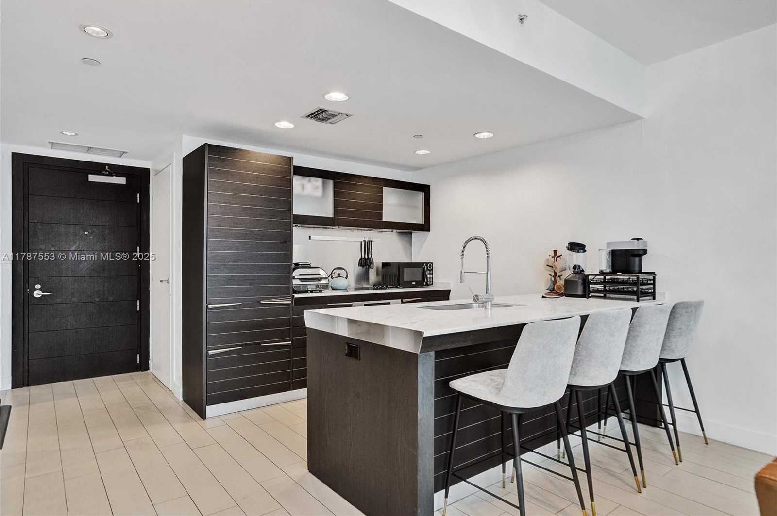 Small Image of 200 BISCAYNE BOULEVARD WAY #3211, Miami Number 5