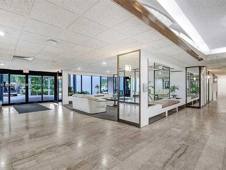 Small Image of 4200 HILLCREST DR #1017, Hollywood Number 3