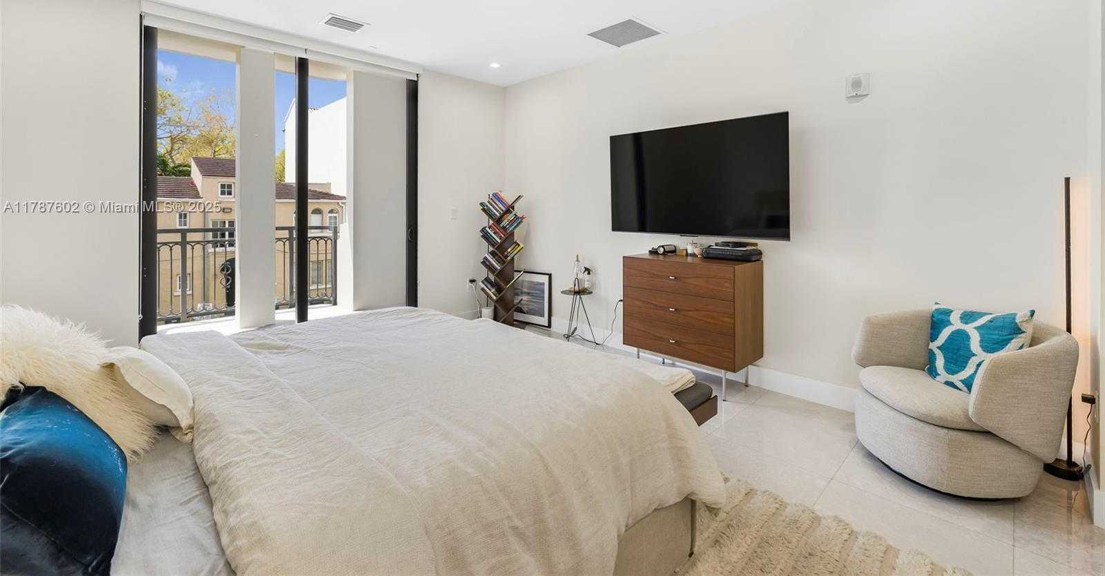 Small Image of 718 VALENCIA AVE #206, Coral Gables Number 36