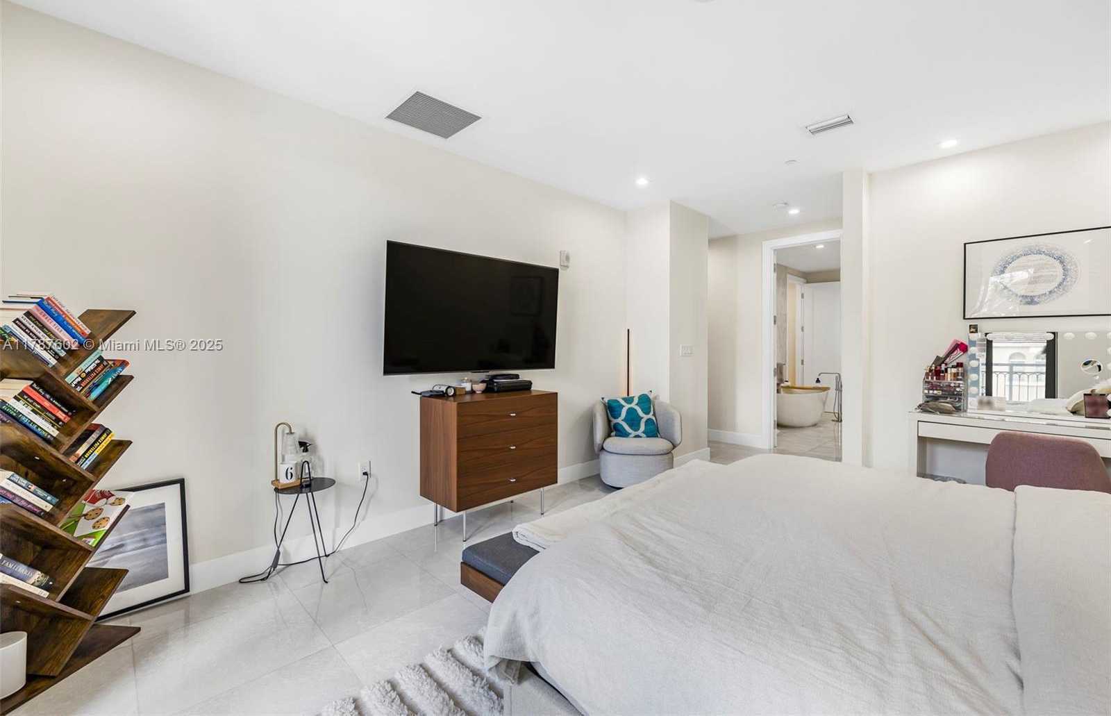 Small Image of 718 VALENCIA AVE #206, Coral Gables Number 37