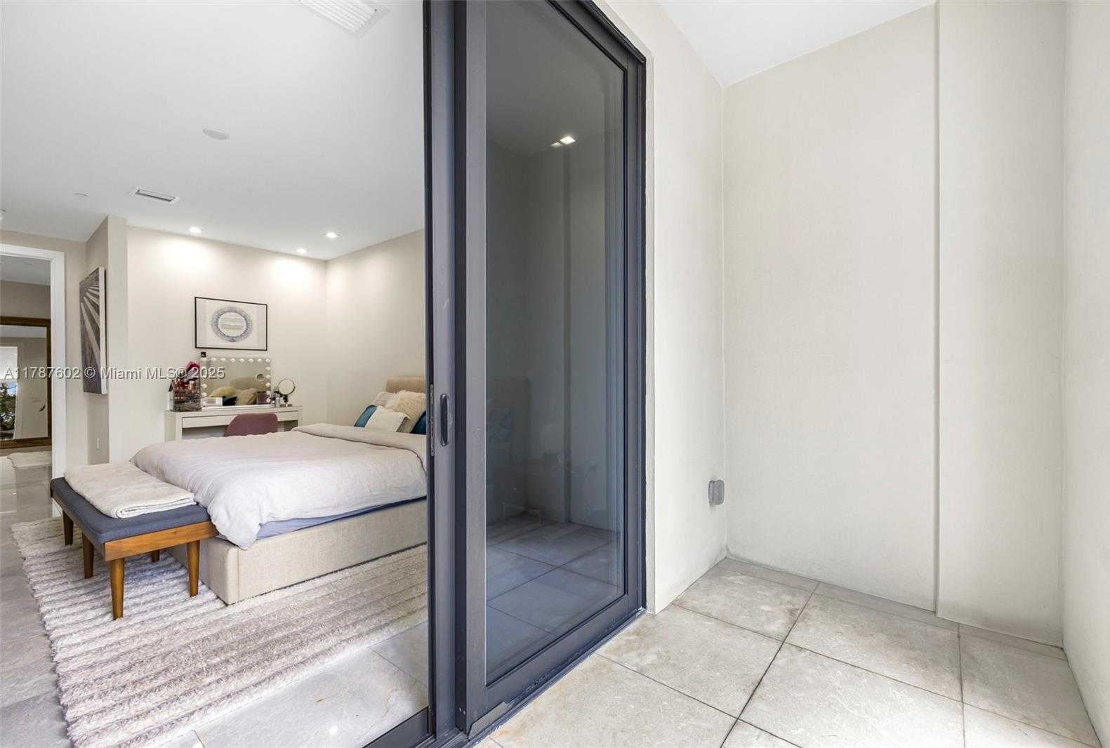Small Image of 718 VALENCIA AVE #206, Coral Gables Number 47