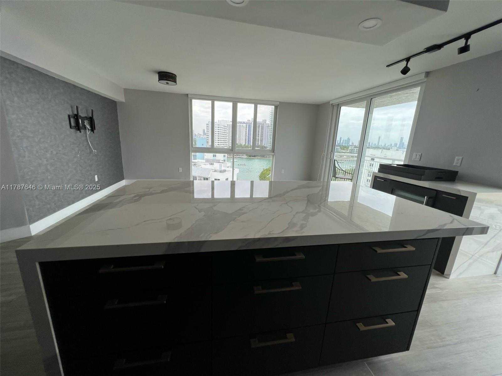 Small Image of 1688 WEST AVE #901, Miami Beach Number 4