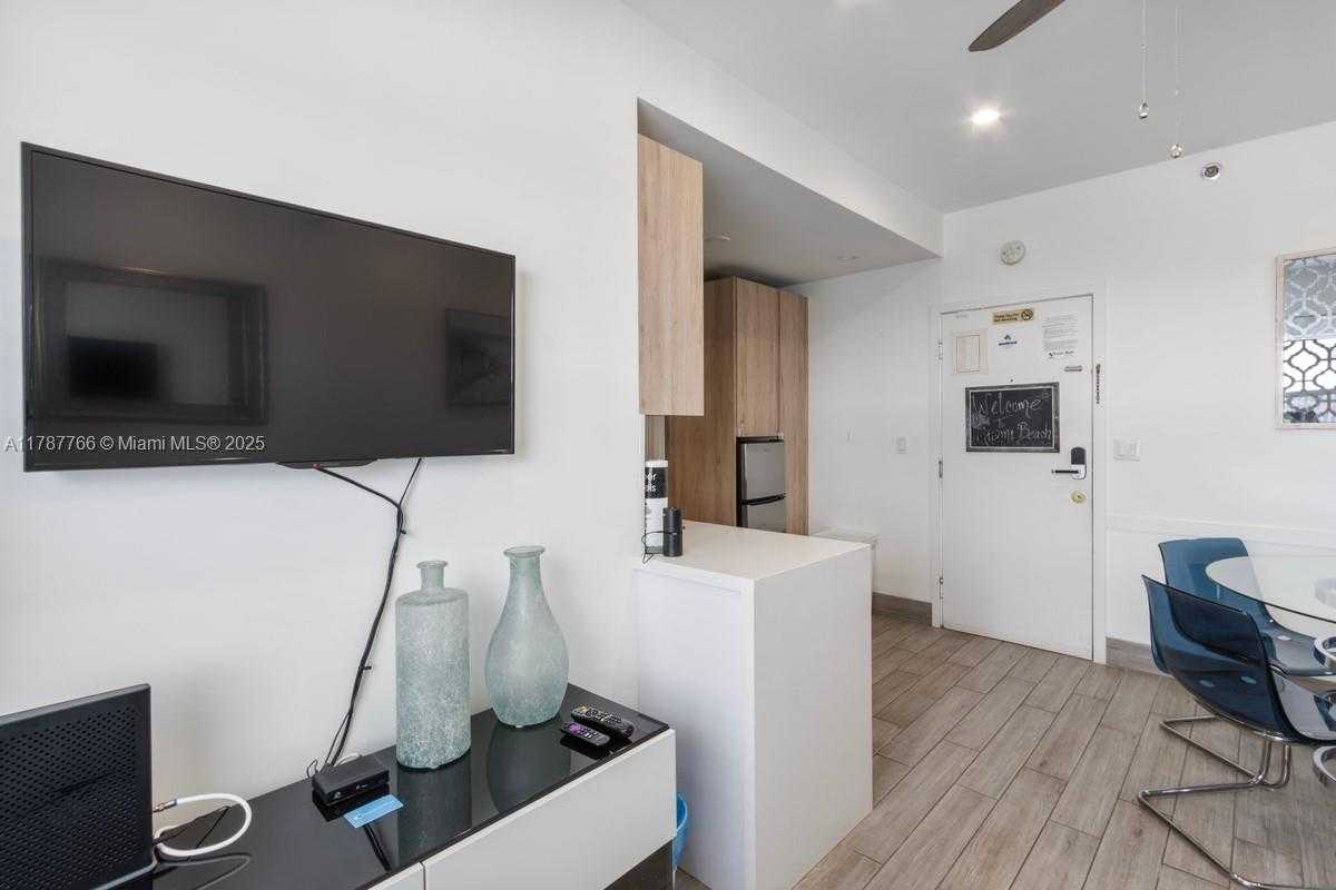 Small Image of 335 OCEAN DR #122, Miami Beach Number 4