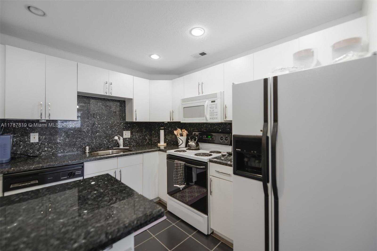 Small Image of 1980 SOUTH OCEAN DR #18Q, Hallandale Beach Number 17