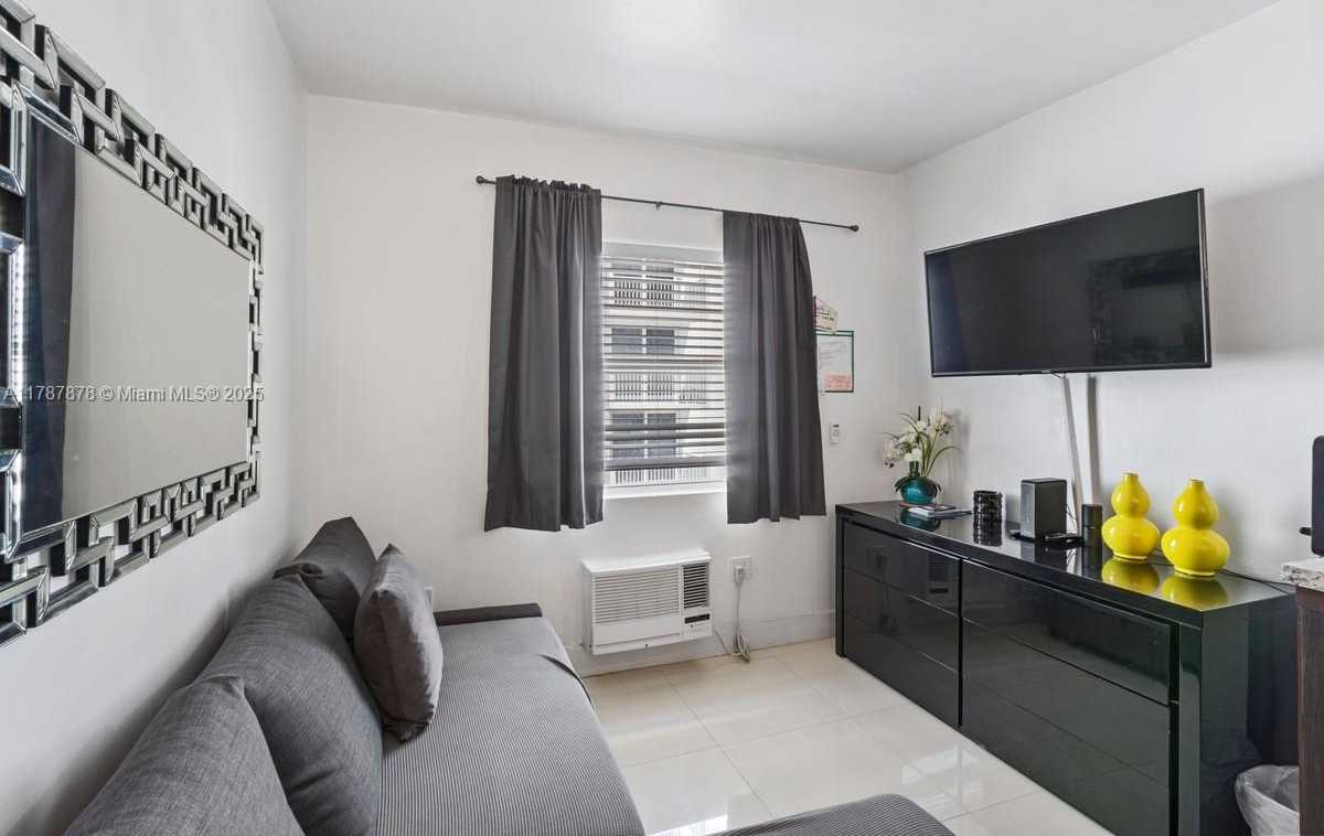 Small Image of 335 OCEAN DR #310, Miami Beach Number 2