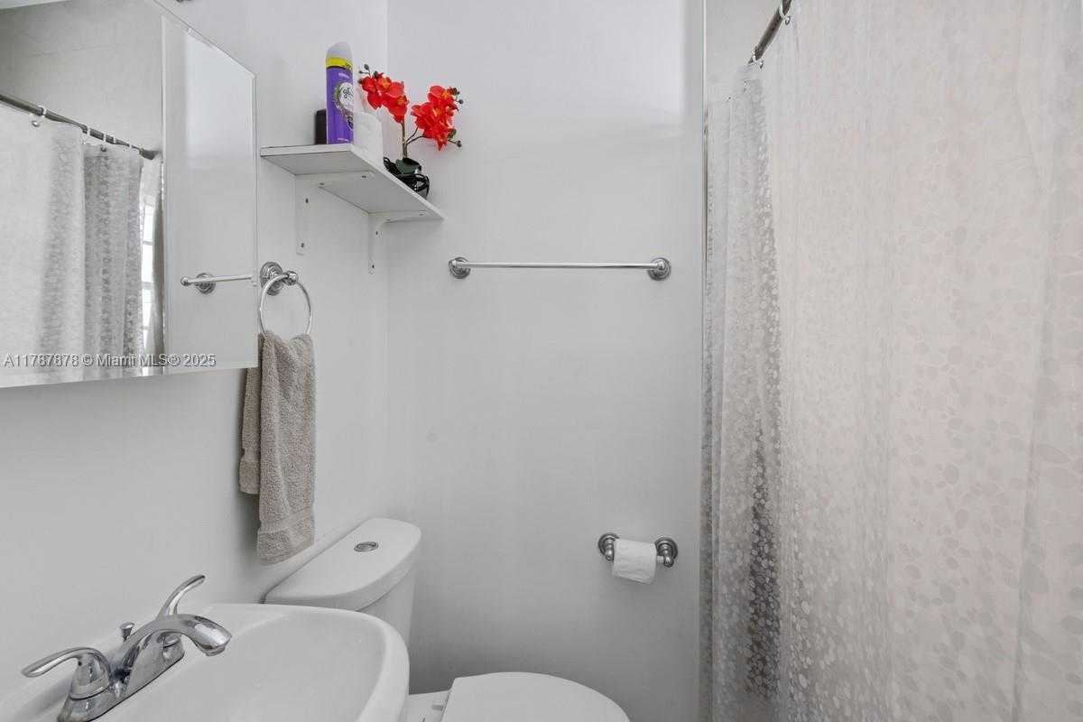 Small Image of 335 OCEAN DR #310, Miami Beach Number 8
