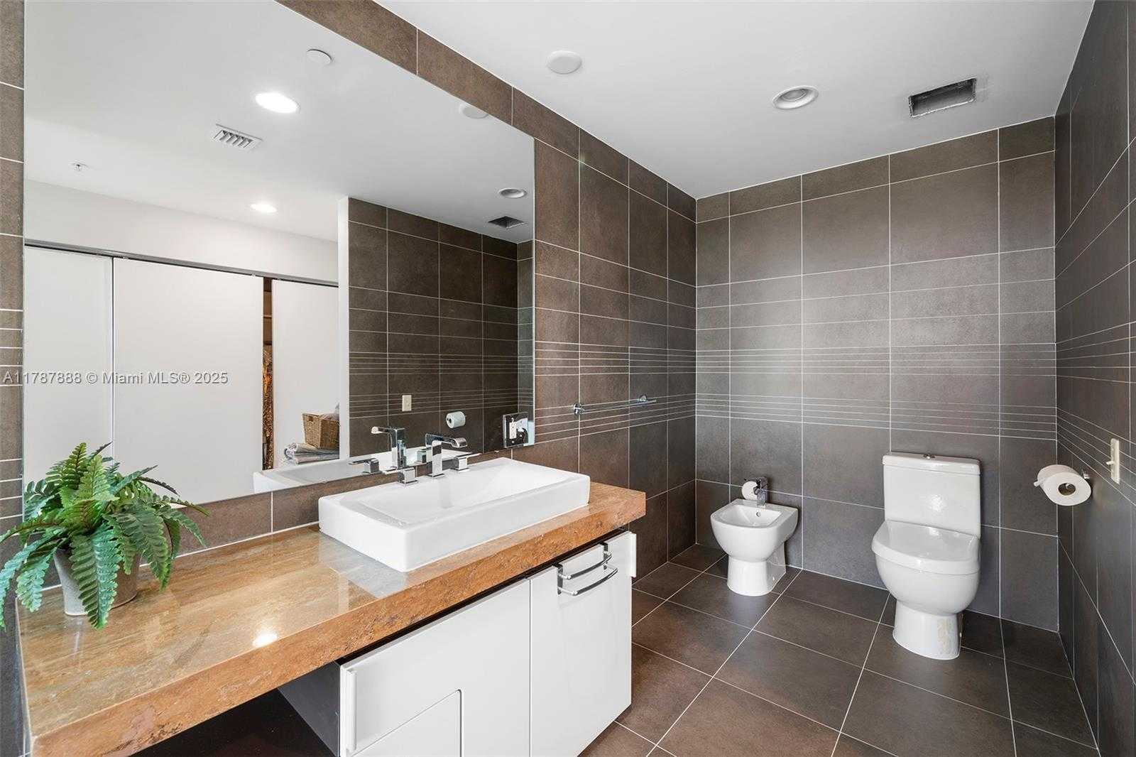Small Image of 2100 PARK AVE #505, Miami Beach Number 9
