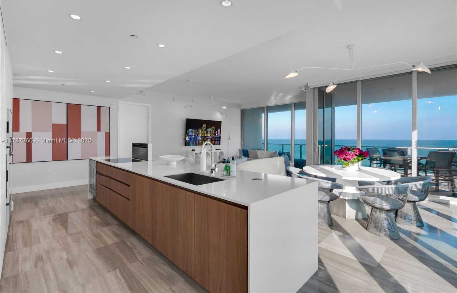 Small Image of 6901 COLLINS AVE #502, Miami Beach Number 3