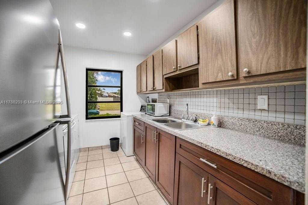 Small Image of 5229 SOUTH WEST 139TH CT, Miami Number 8
