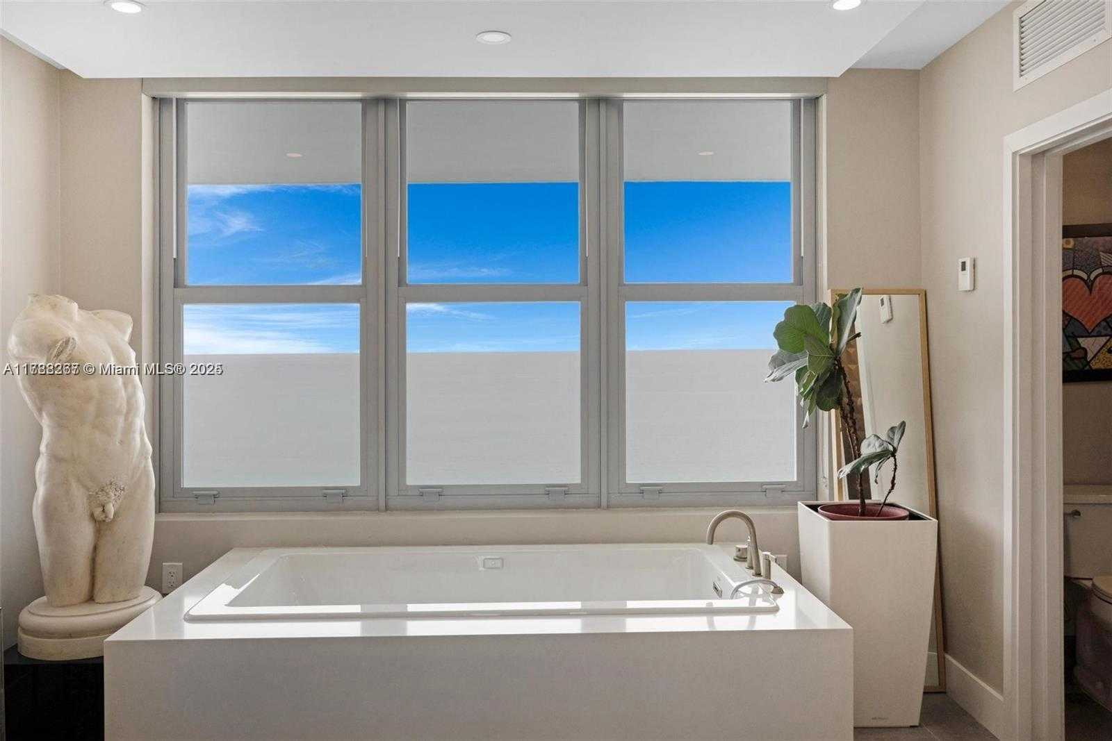 Small Image of 2899 COLLINS AVE #PHA, Miami Beach Number 15