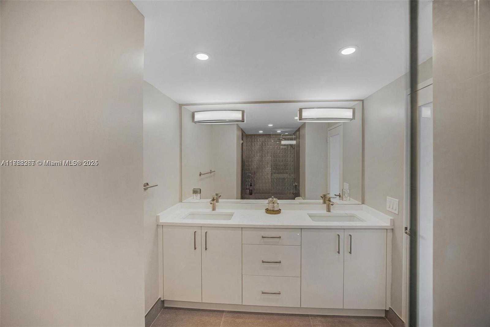 Small Image of 2899 COLLINS AVE #PHA, Miami Beach Number 17
