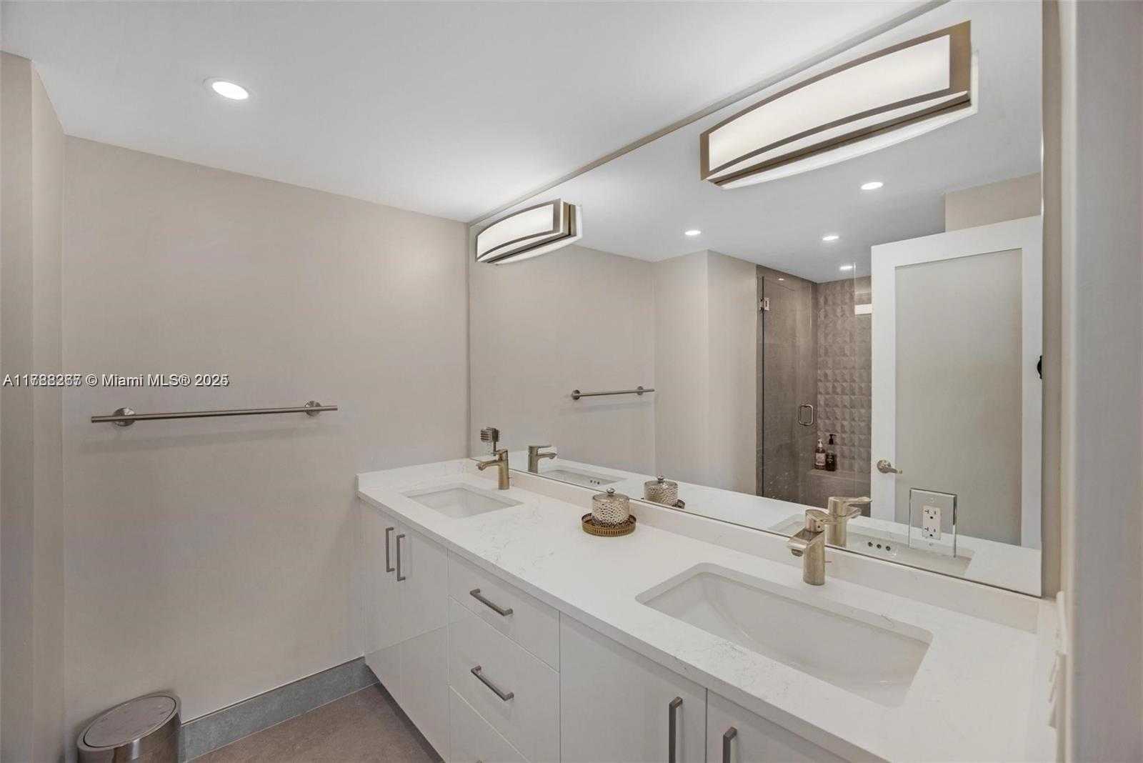 Small Image of 2899 COLLINS AVE #PHA, Miami Beach Number 18