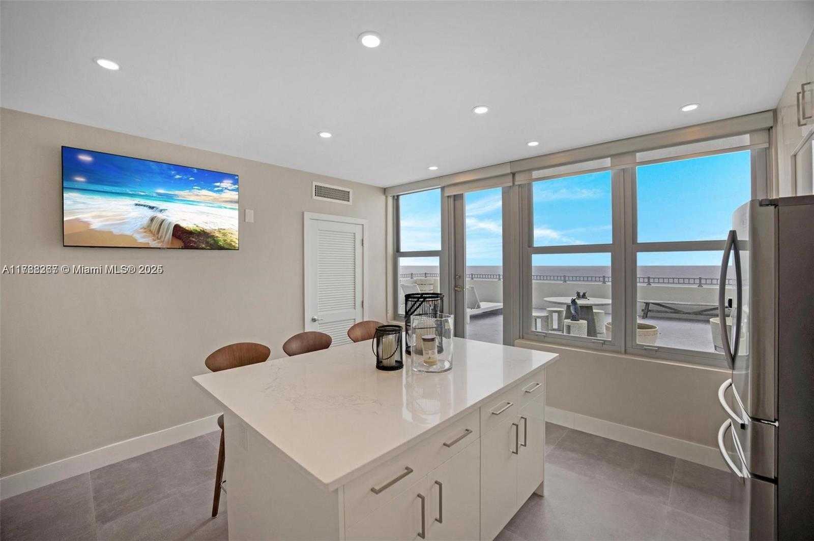 Small Image of 2899 COLLINS AVE #PHA, Miami Beach Number 32
