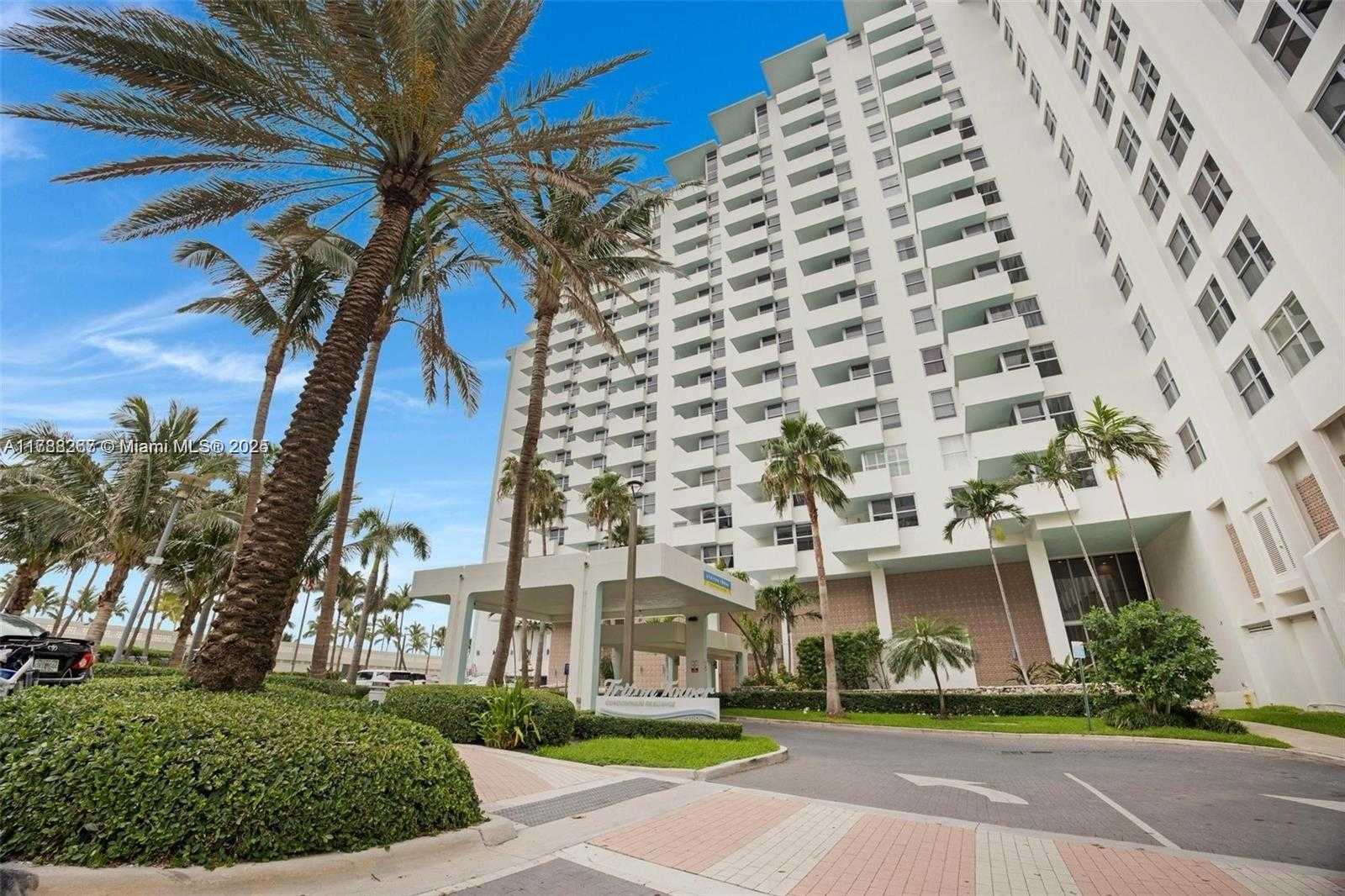 Small Image of 2899 COLLINS AVE #PHA, Miami Beach Number 4