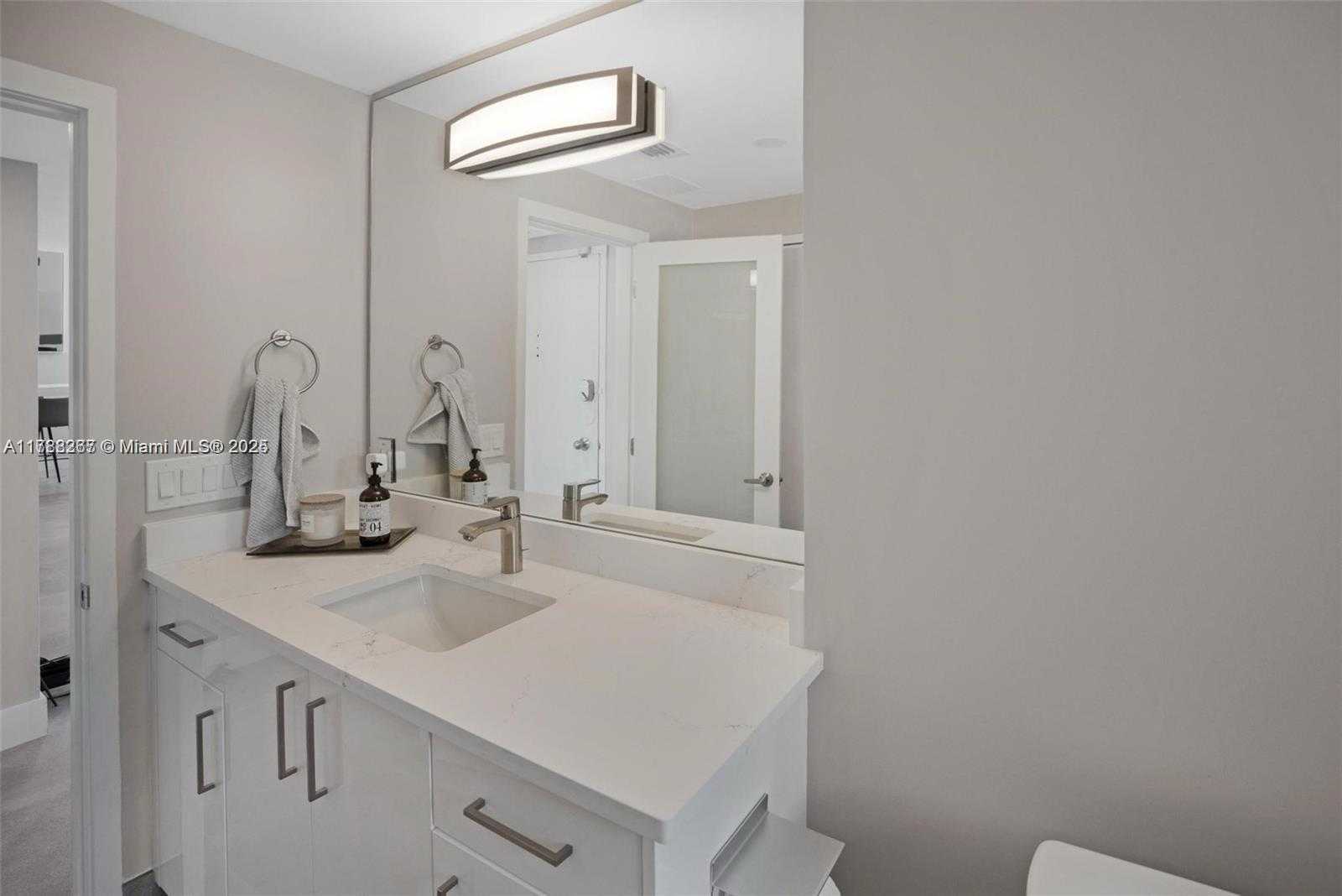 Small Image of 2899 COLLINS AVE #PHA, Miami Beach Number 54