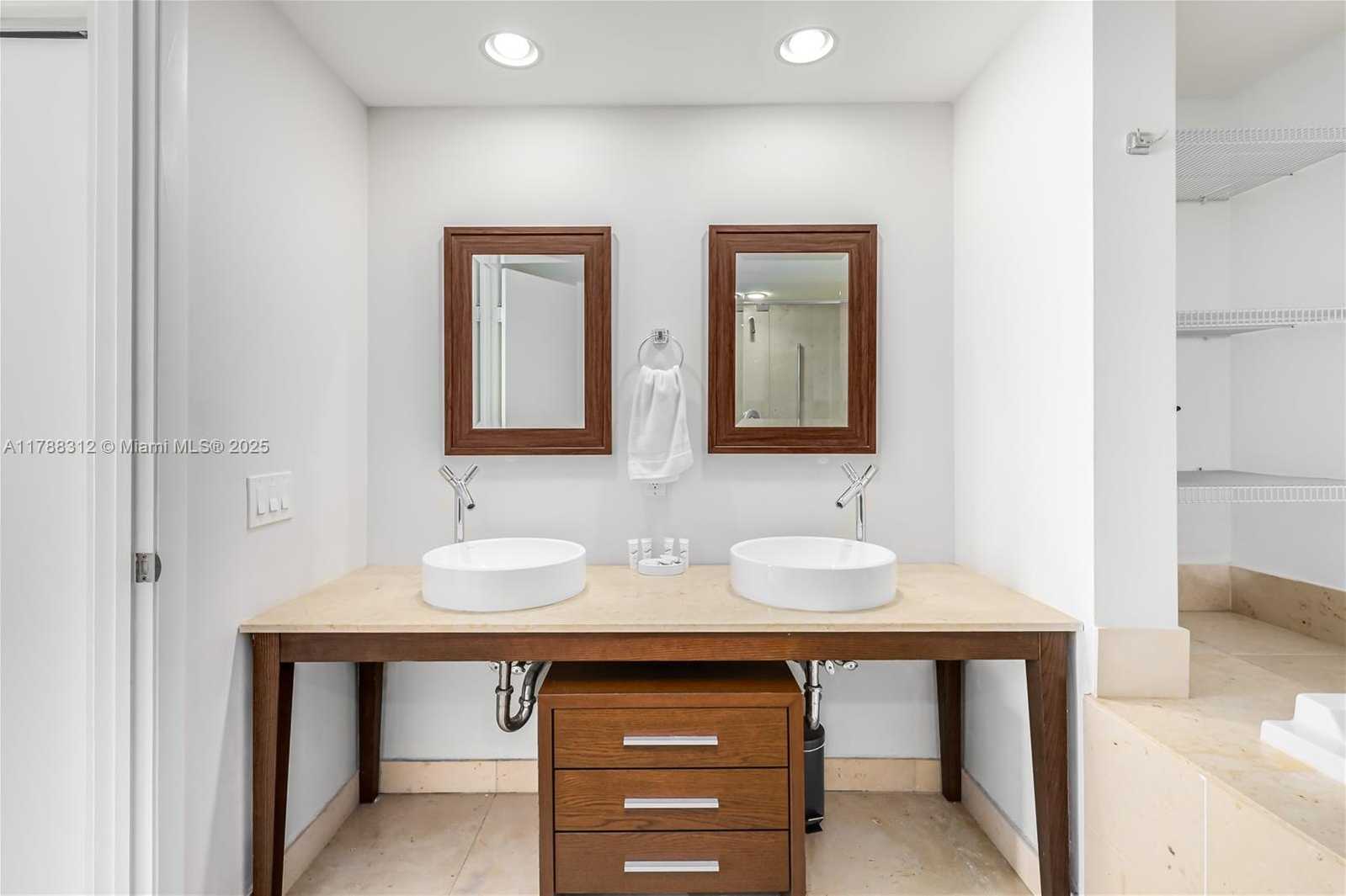 Small Image of 485 BRICKELL AVE #3508, Miami Number 20