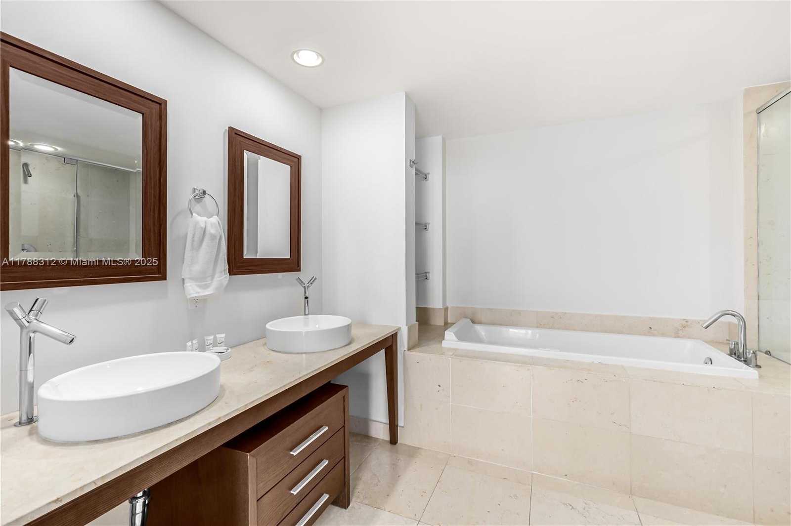 Small Image of 485 BRICKELL AVE #3508, Miami Number 21