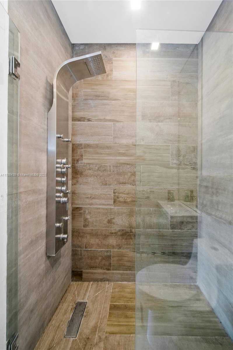 Small Image of 381 Franklin St, Hollywood, FL 33019, USA Number 48