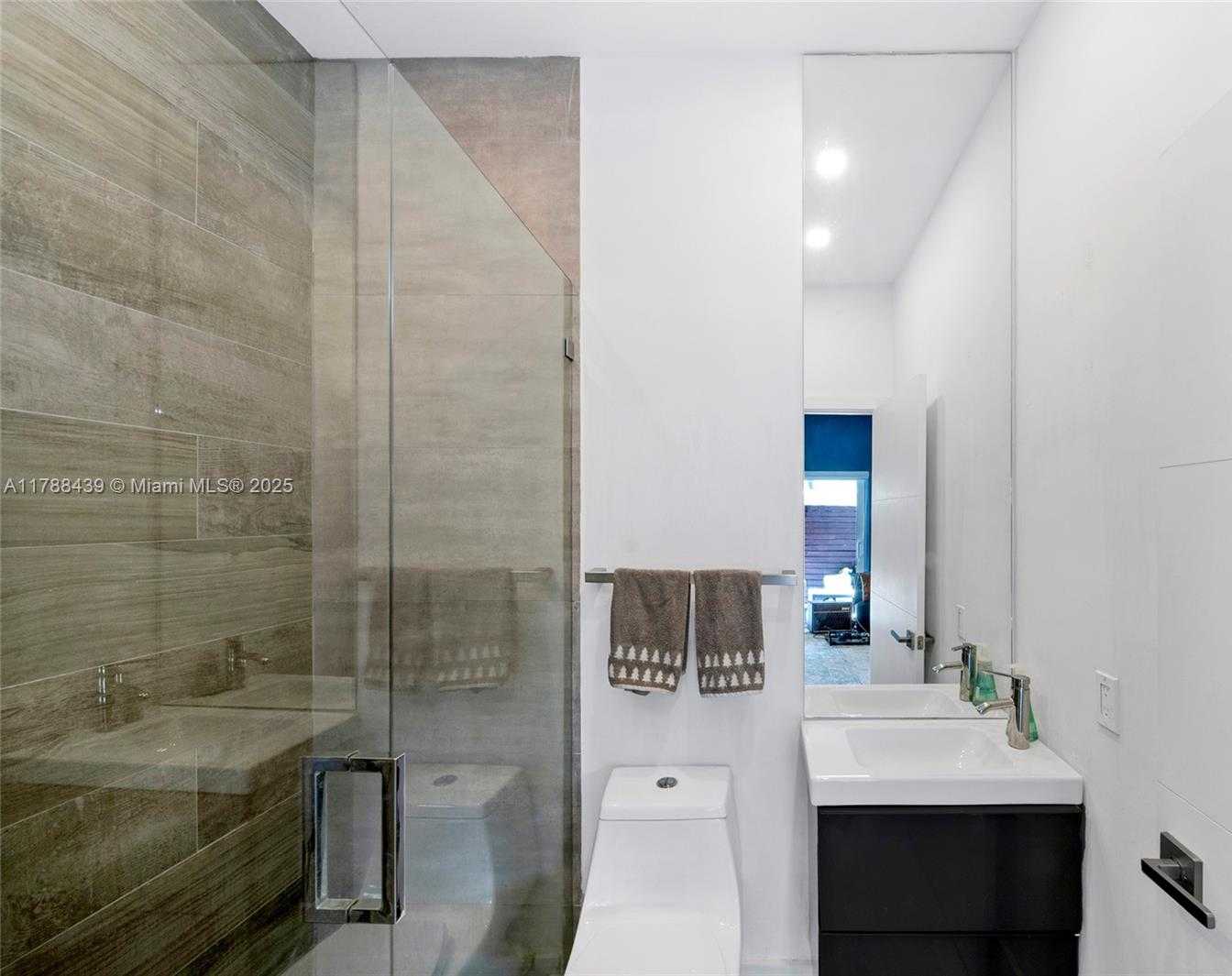 Small Image of 381 Franklin St, Hollywood, FL 33019, USA Number 49