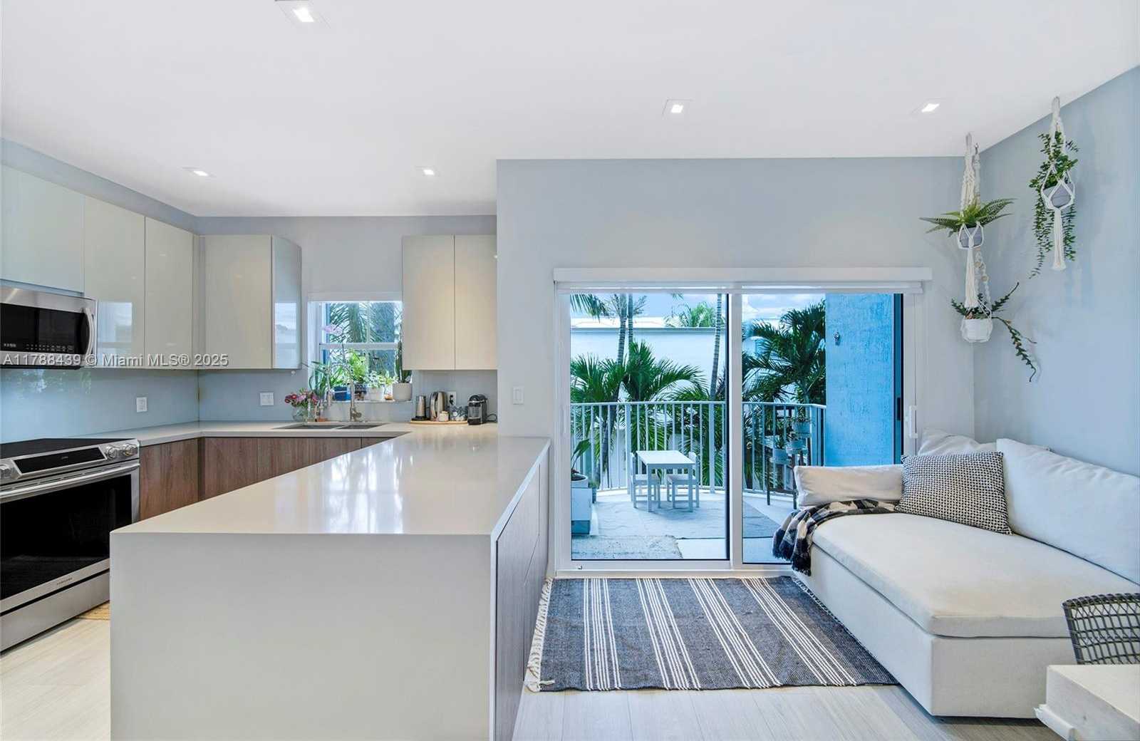 Small Image of 381 Franklin St, Hollywood, FL 33019, USA Number 8