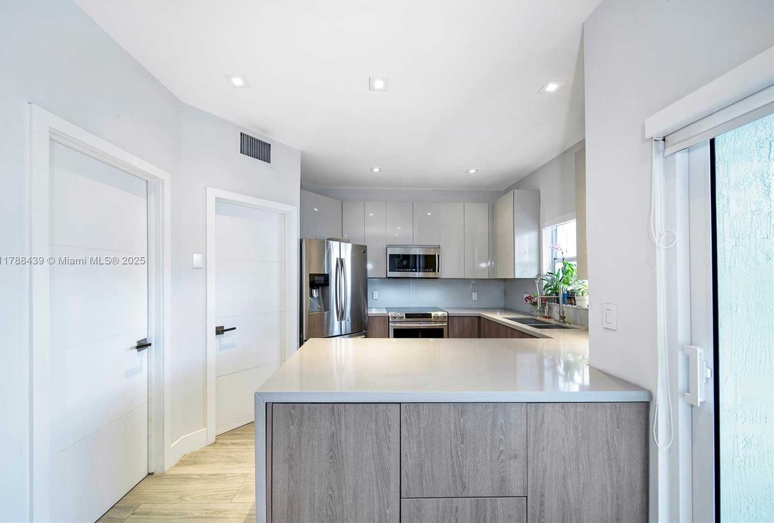 Small Image of 381 Franklin St, Hollywood, FL 33019, USA Number 9