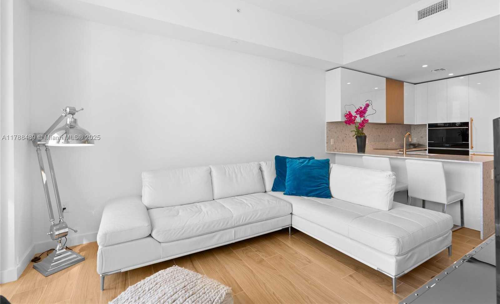 Small Image of 2678 TIGERTAIL AVE #615, Miami Number 16