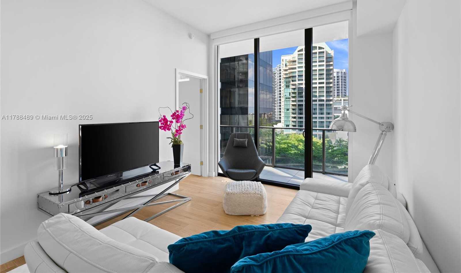 Small Image of 2678 TIGERTAIL AVE #615, Miami Number 4