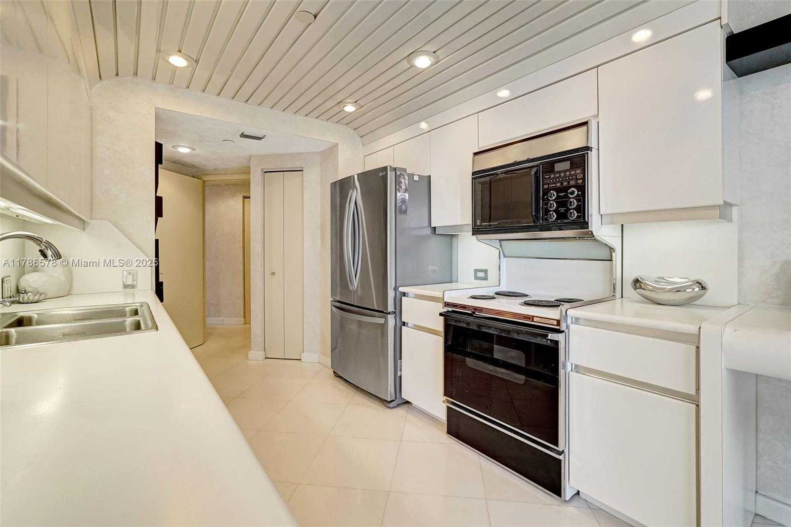 Small Image of 3000 ISLAND BLVD #706, Aventura Number 31