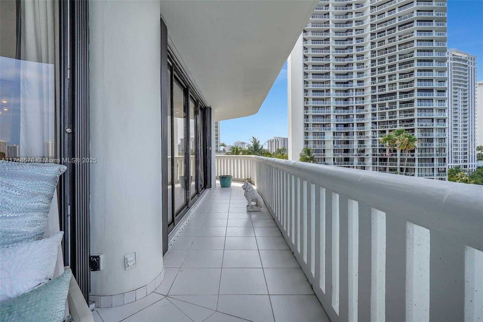 Small Image of 3000 ISLAND BLVD #706, Aventura Number 53
