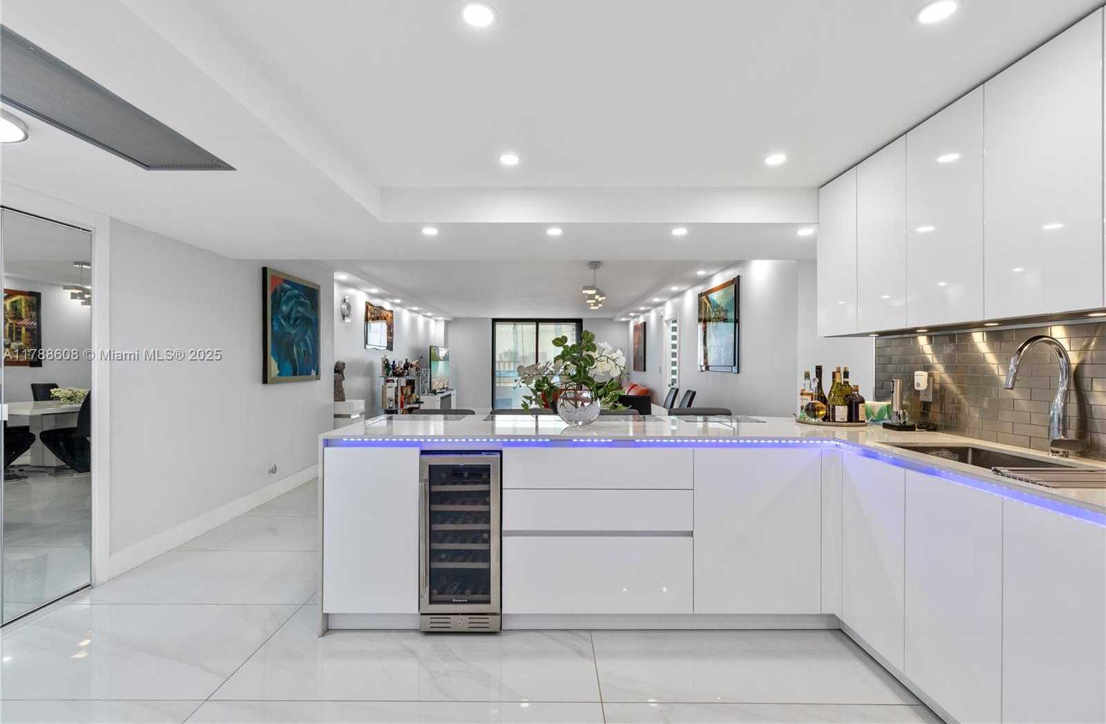 Small Image of 2500 PARKVIEW DR #1121, Hallandale Beach Number 18