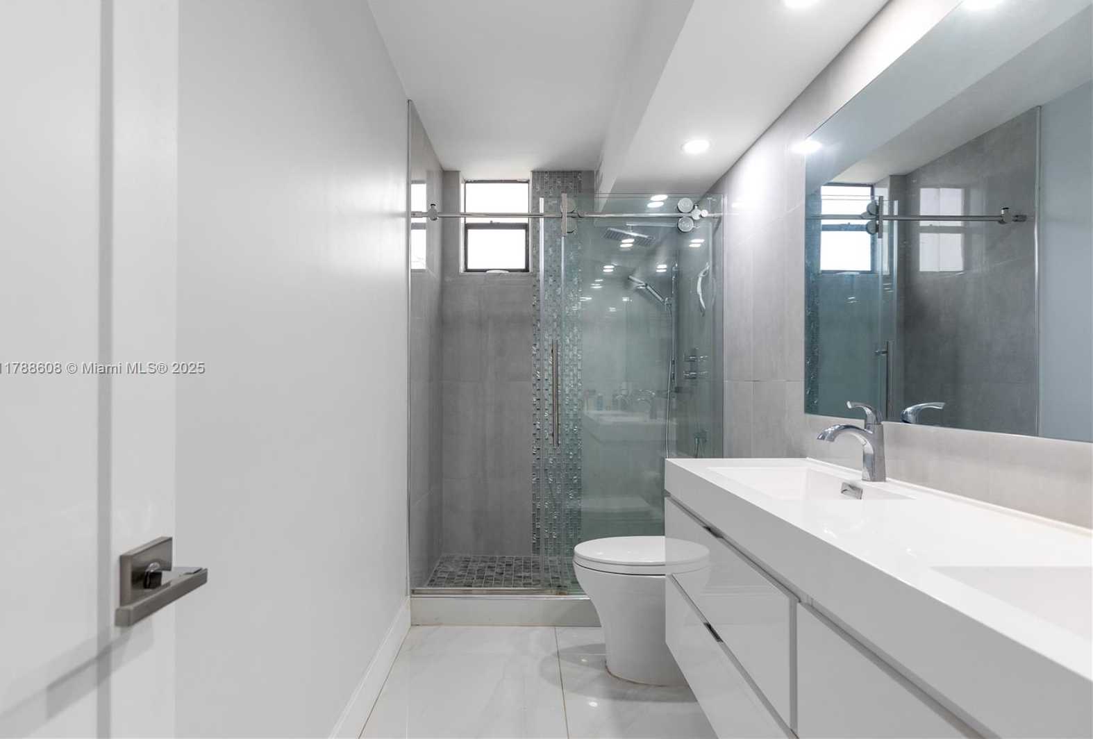 Small Image of 2500 PARKVIEW DR #1121, Hallandale Beach Number 24