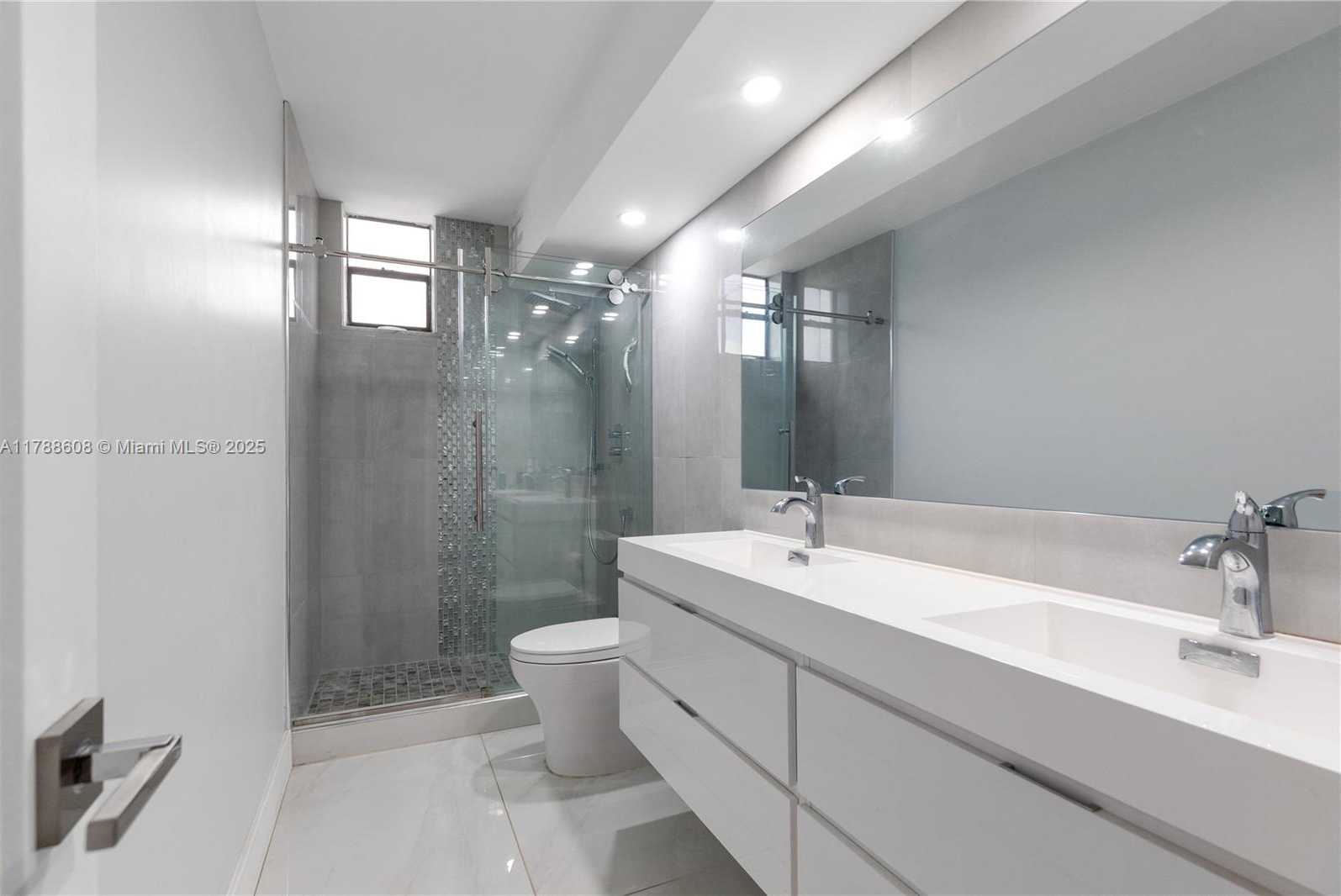 Small Image of 2500 PARKVIEW DR #1121, Hallandale Beach Number 3