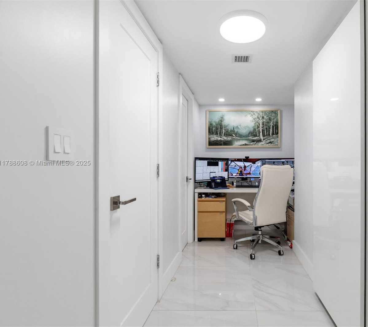 Small Image of 2500 PARKVIEW DR #1121, Hallandale Beach Number 31