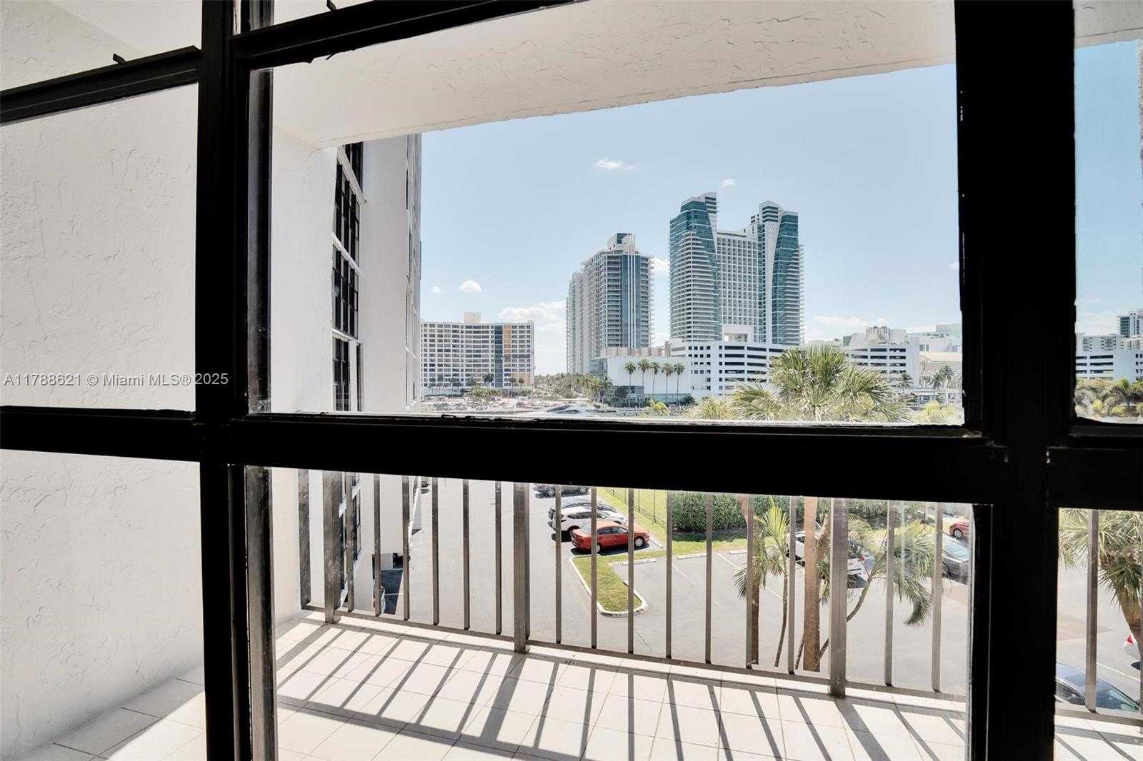 Small Image of 600 PARKVIEW DR #422(+DEN), Hallandale Beach Number 10