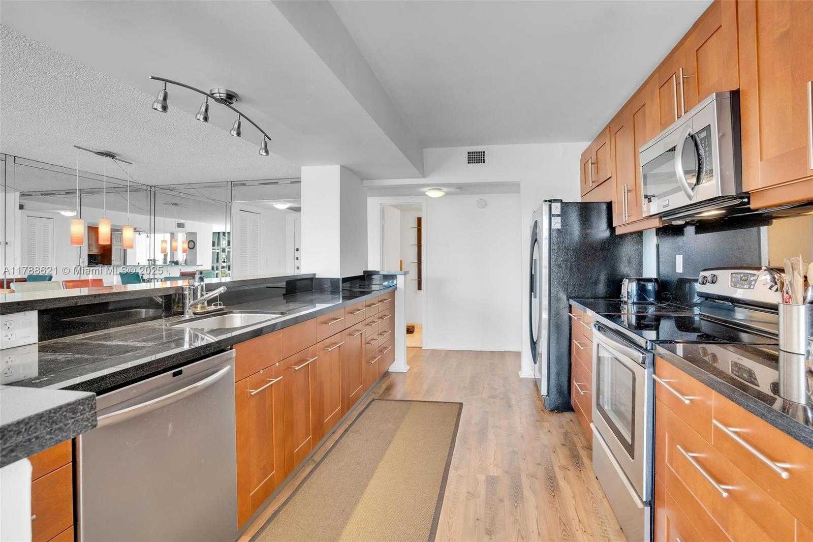 Small Image of 600 PARKVIEW DR #422(+DEN), Hallandale Beach Number 11