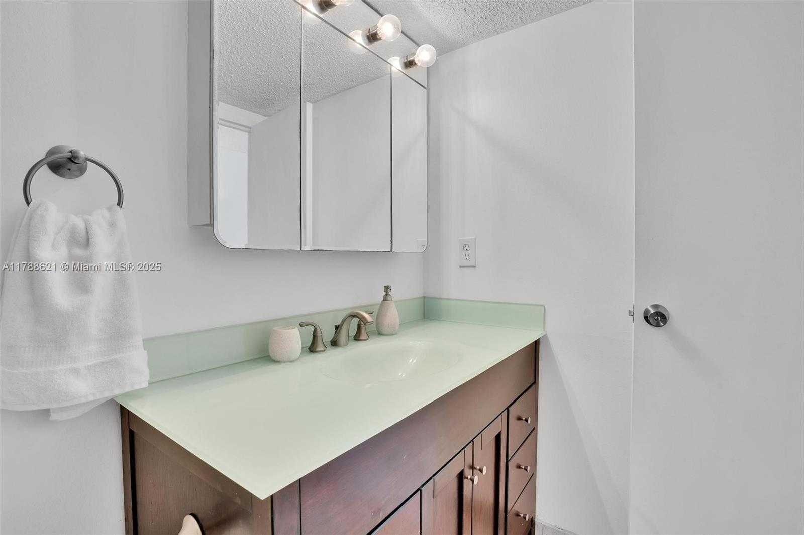 Small Image of 600 PARKVIEW DR #422(+DEN), Hallandale Beach Number 12