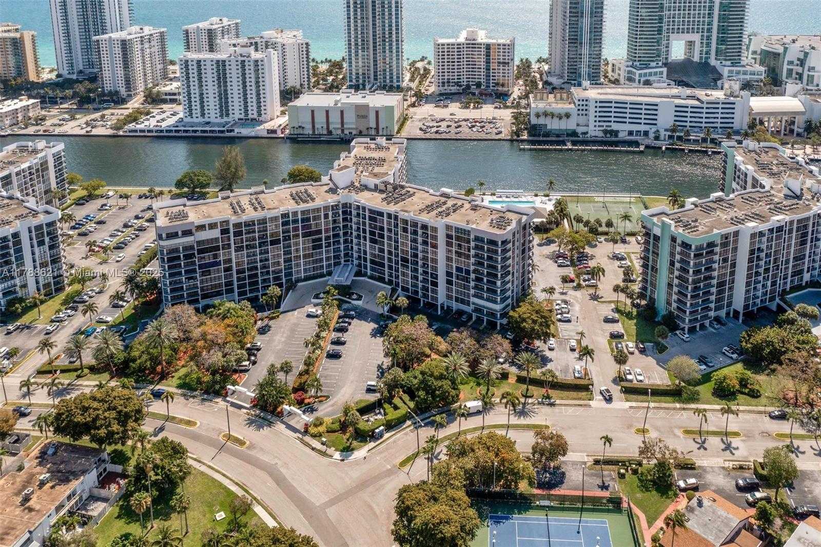 Small Image of 600 PARKVIEW DR #422(+DEN), Hallandale Beach Number 13