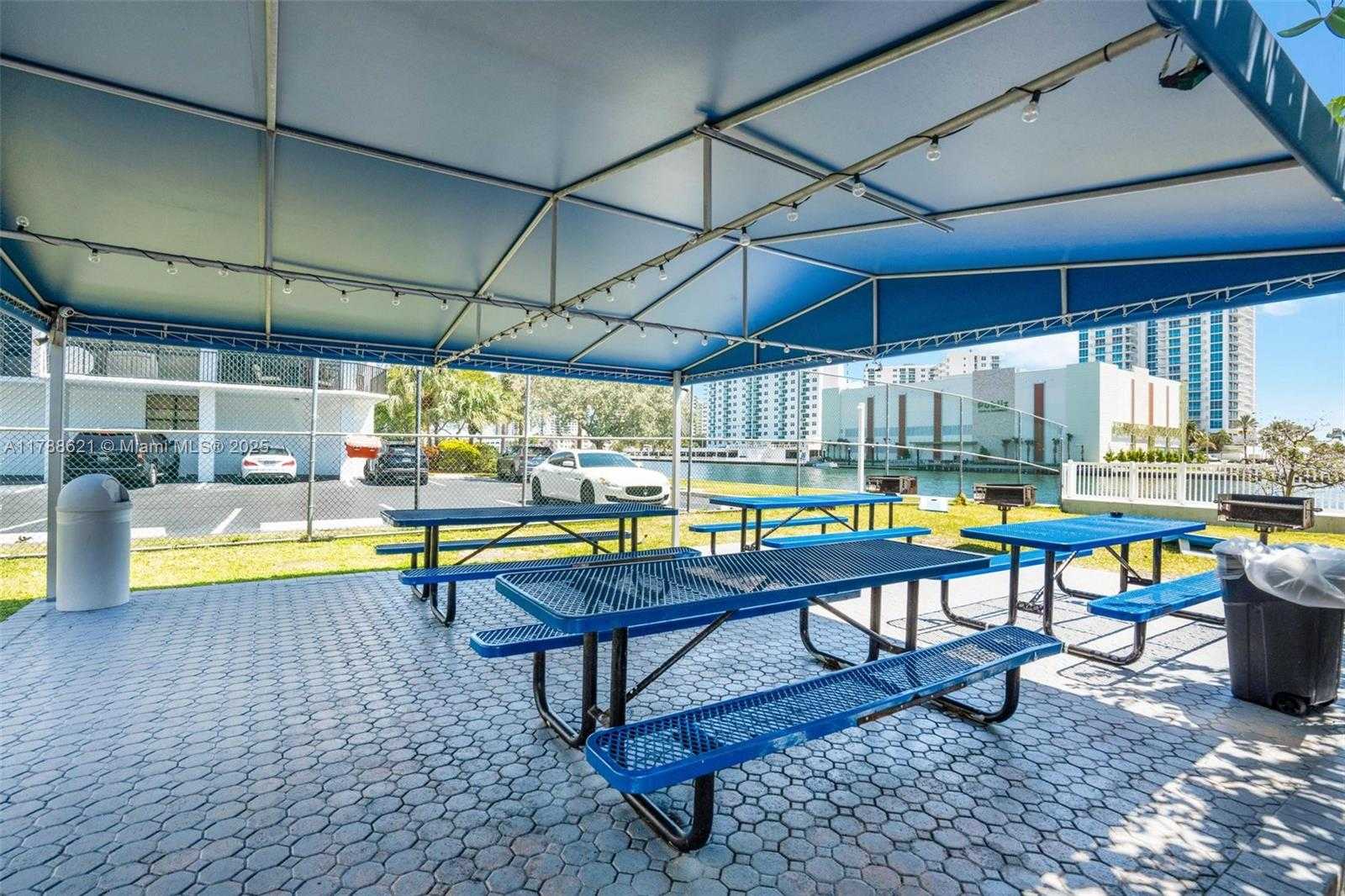 Small Image of 600 PARKVIEW DR #422(+DEN), Hallandale Beach Number 15