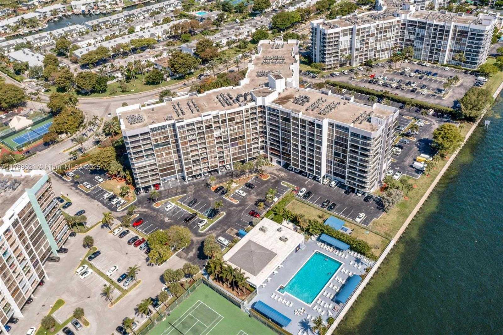 Small Image of 600 PARKVIEW DR #422(+DEN), Hallandale Beach Number 17