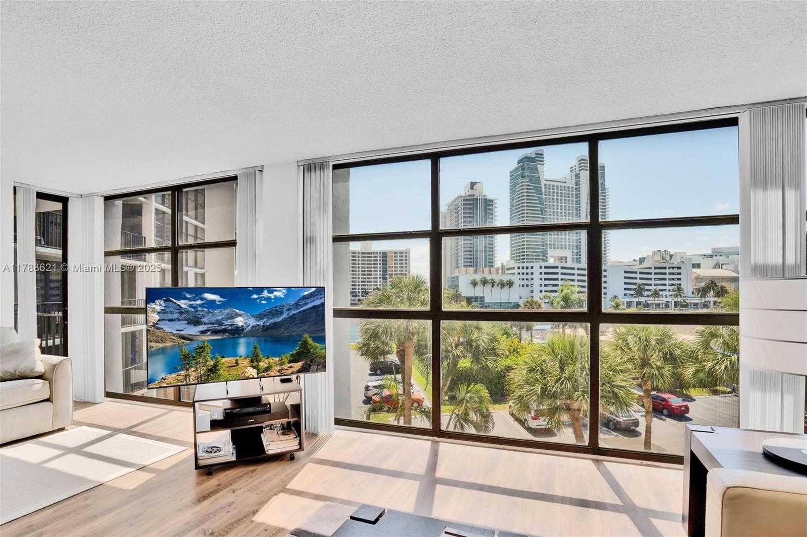 Small Image of 600 PARKVIEW DR #422(+DEN), Hallandale Beach Number 18