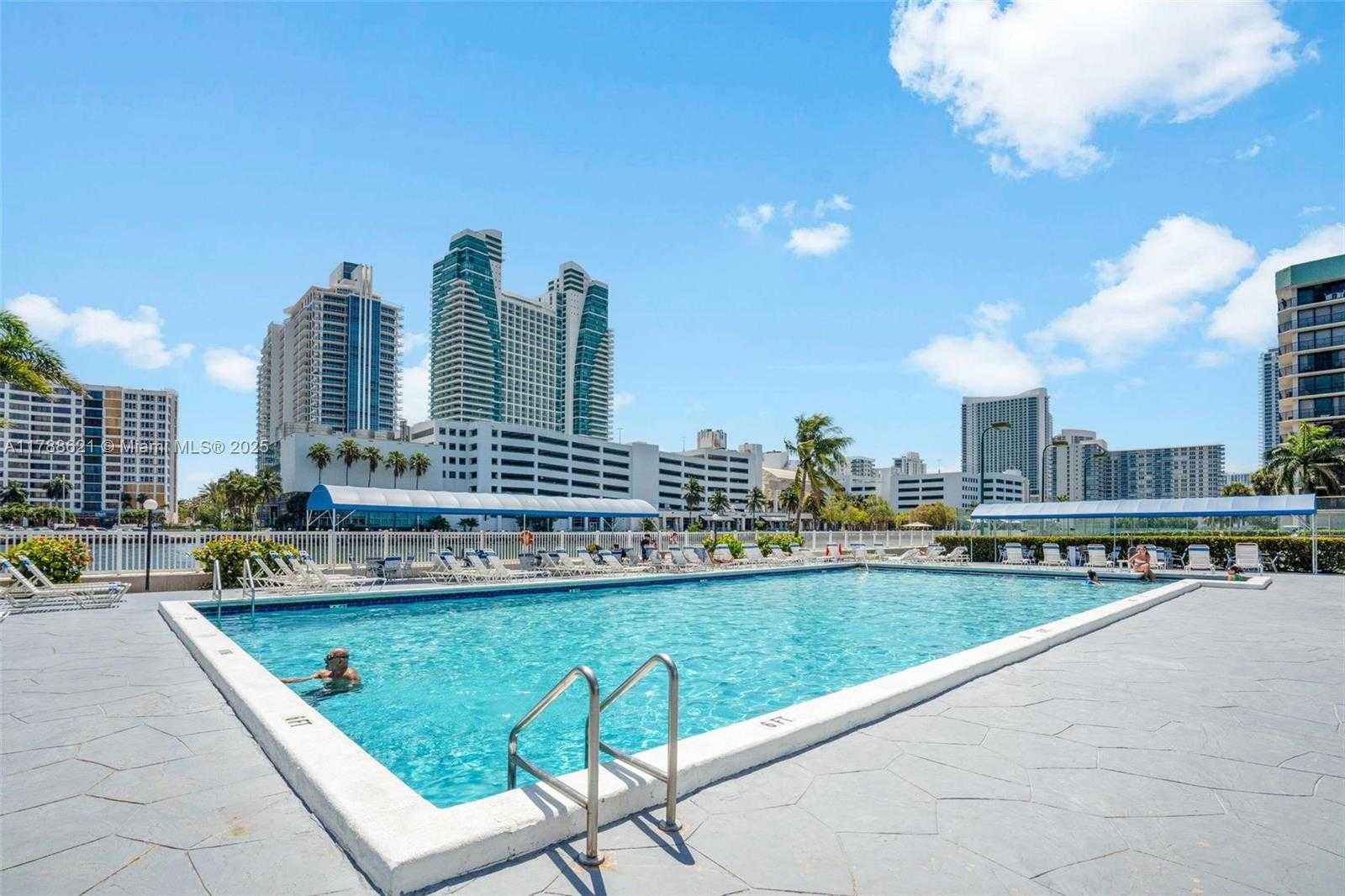 Small Image of 600 PARKVIEW DR #422(+DEN), Hallandale Beach Number 19