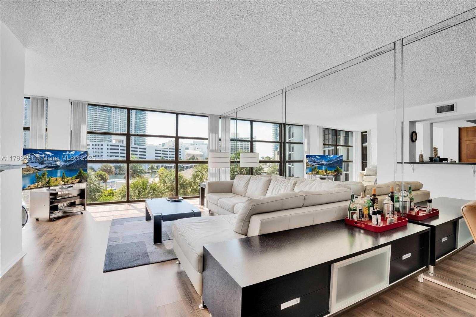 Small Image of 600 PARKVIEW DR #422(+DEN), Hallandale Beach Number 2