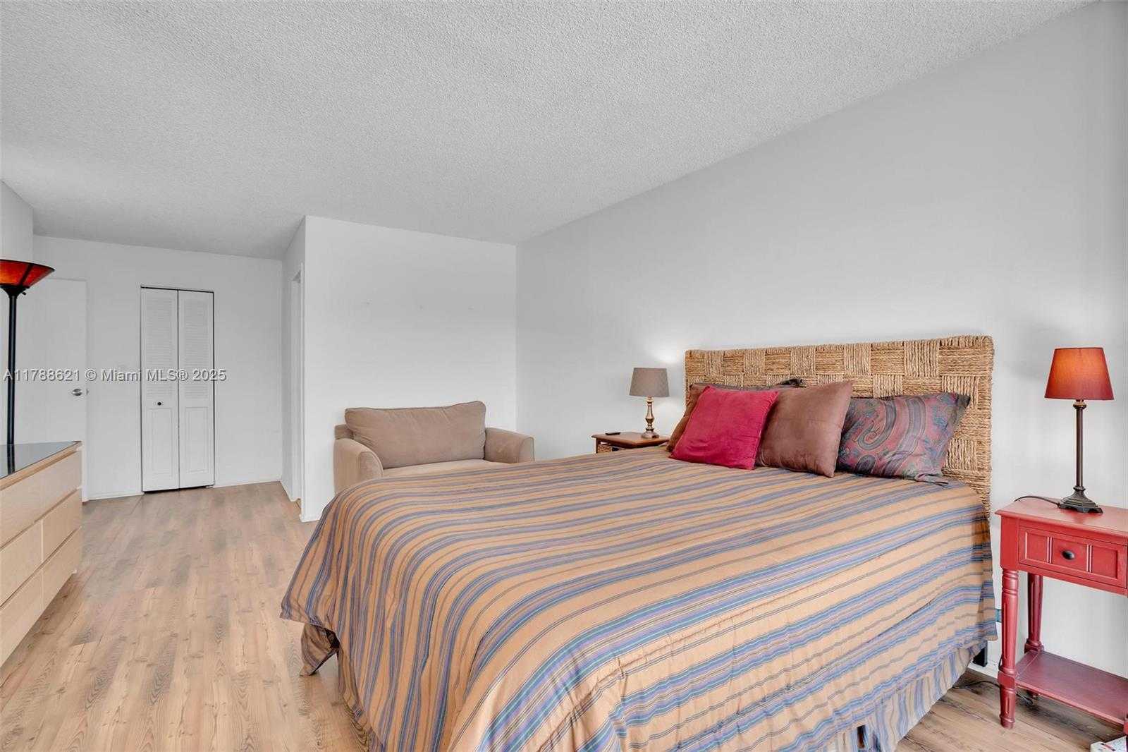 Small Image of 600 PARKVIEW DR #422(+DEN), Hallandale Beach Number 23