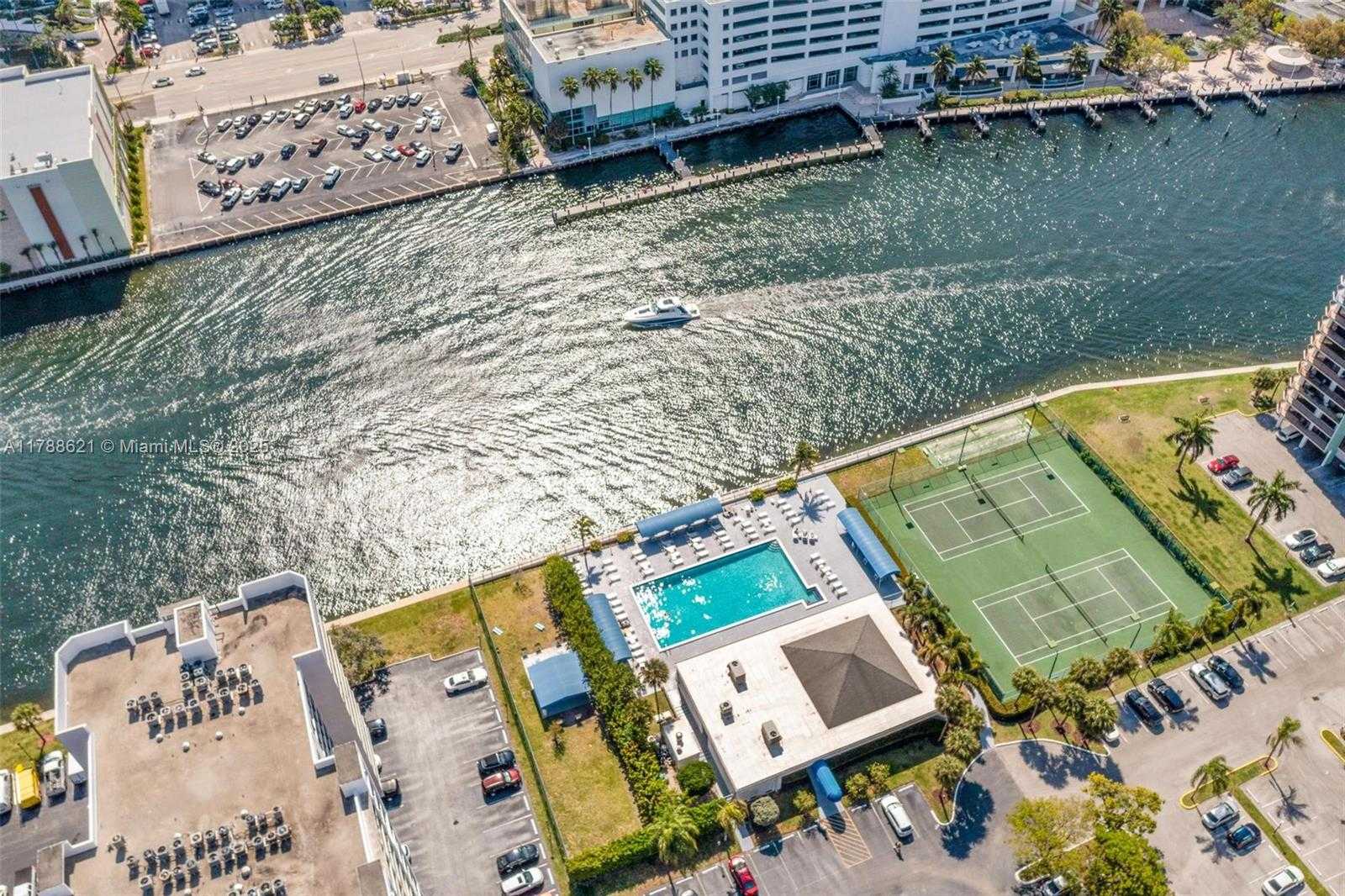 Small Image of 600 PARKVIEW DR #422(+DEN), Hallandale Beach Number 24