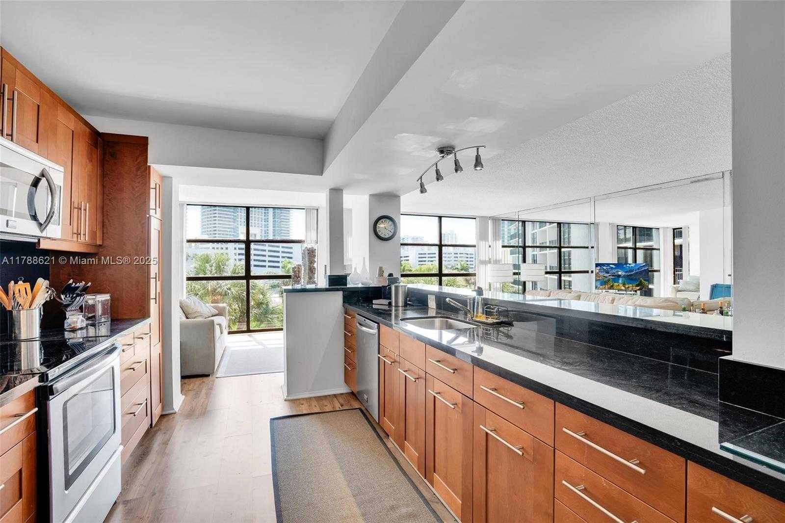 Small Image of 600 PARKVIEW DR #422(+DEN), Hallandale Beach Number 25