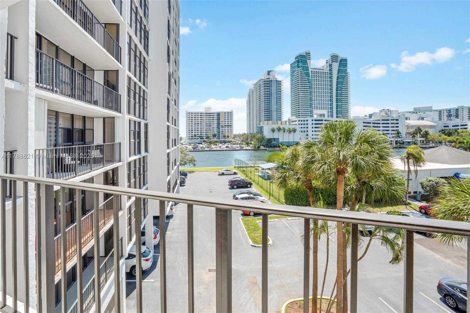 Small Image of 600 PARKVIEW DR #422(+DEN), Hallandale Beach Number 26