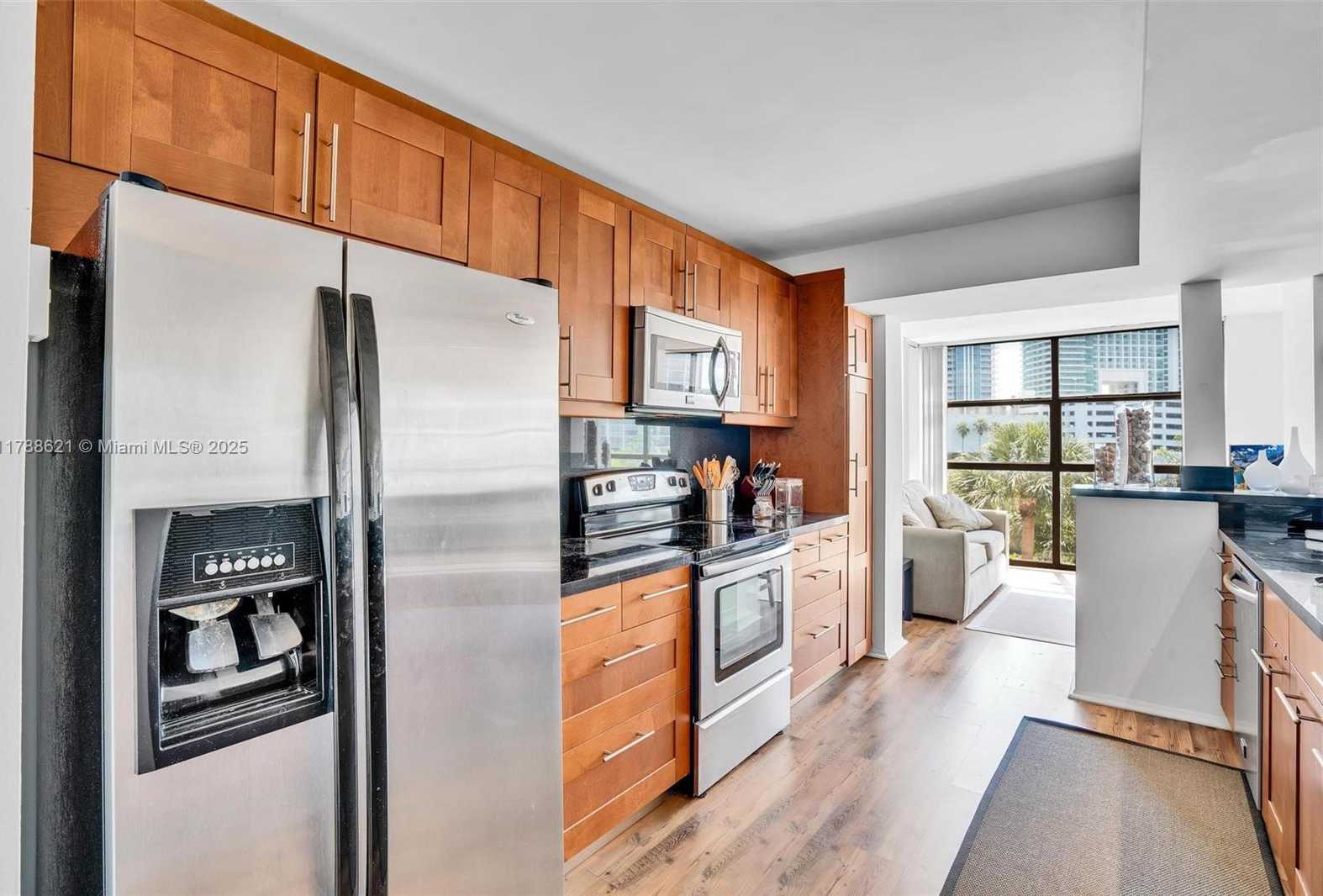 Small Image of 600 PARKVIEW DR #422(+DEN), Hallandale Beach Number 3