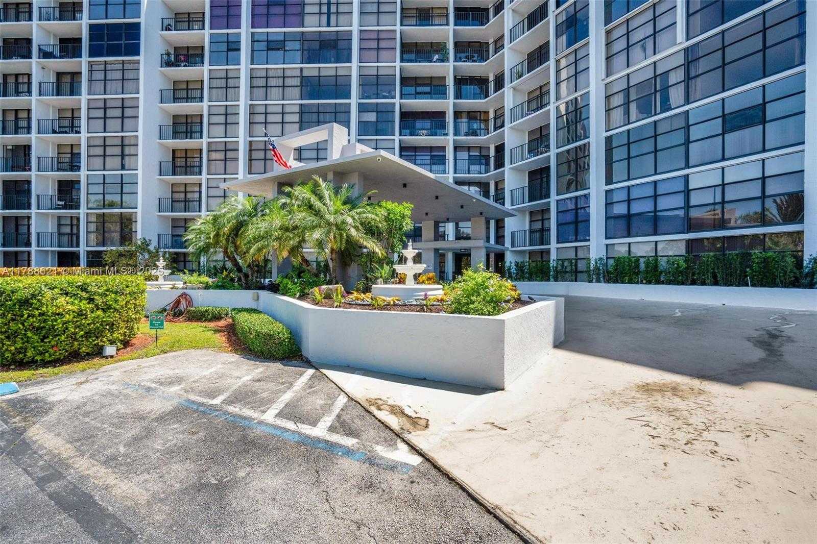 Small Image of 600 PARKVIEW DR #422(+DEN), Hallandale Beach Number 30