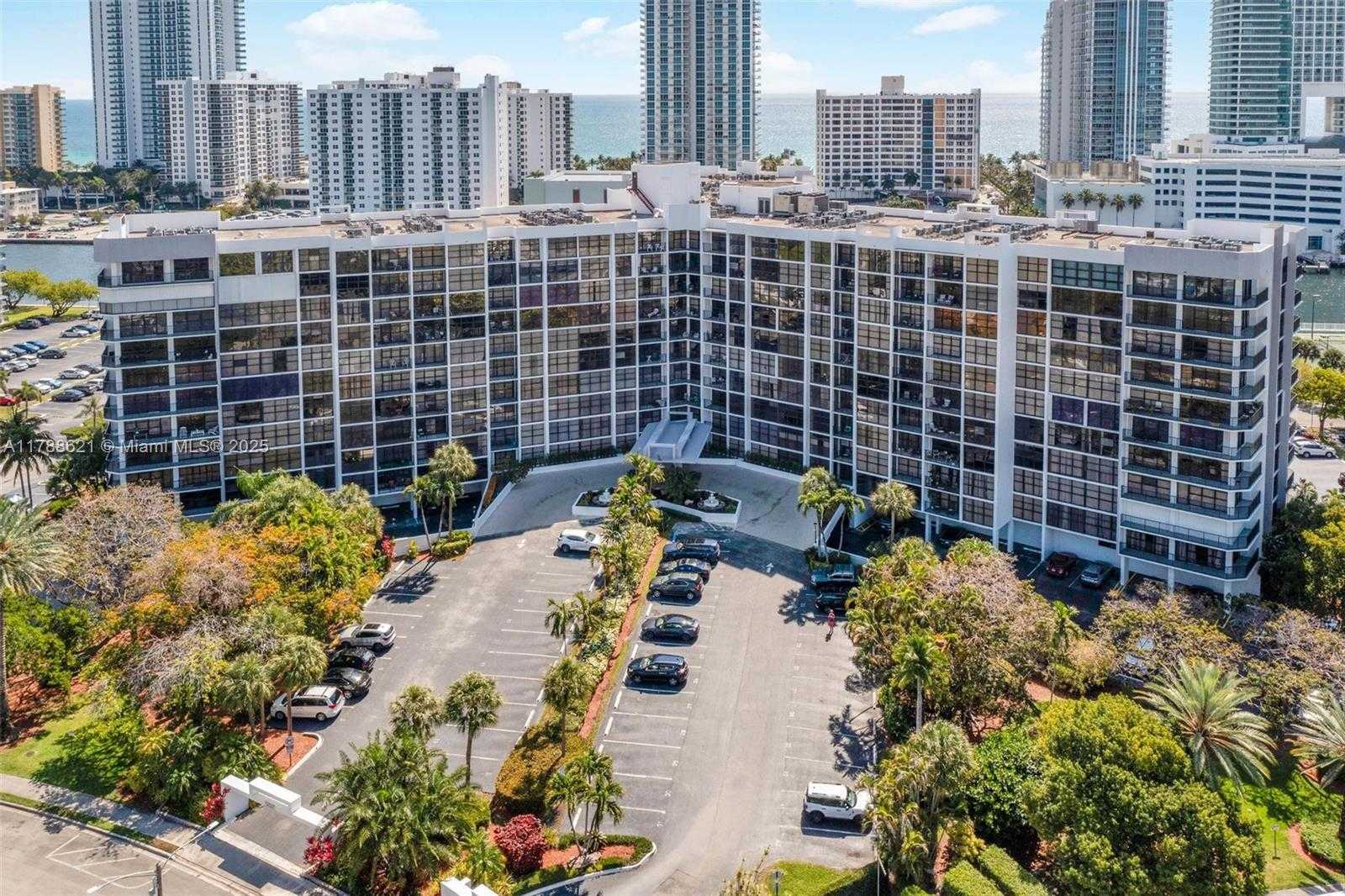 Small Image of 600 PARKVIEW DR #422(+DEN), Hallandale Beach Number 34