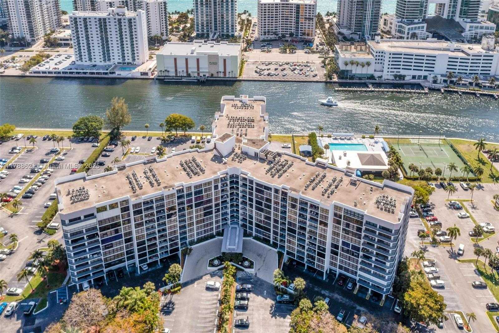 Small Image of 600 PARKVIEW DR #422(+DEN), Hallandale Beach Number 37